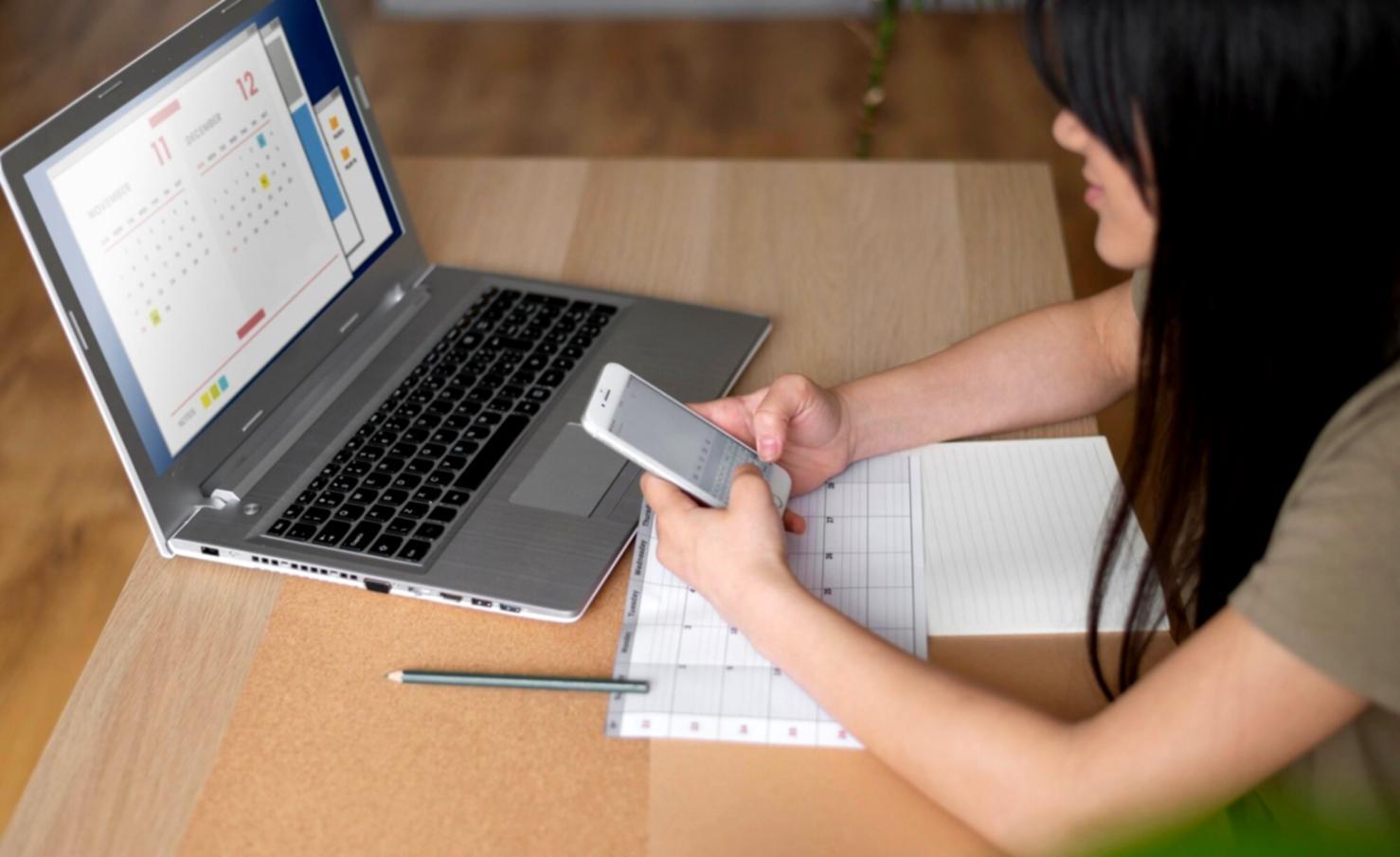 Moderner Arbeitsplatz mit Finanzplanungsunterlagen und Laptop für Budgetberatung
